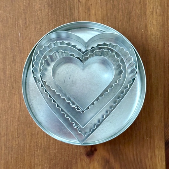 R&M INTERNATIONAL | Vintage Heart Shaped Cookie Cutters (Fluted and Plain) - Picture 2 of 3